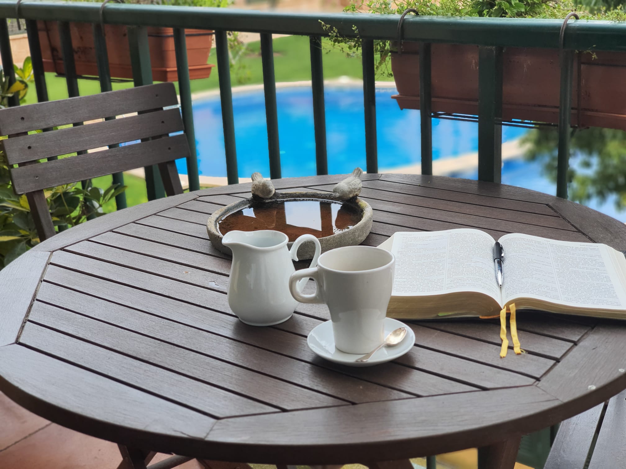 Biblia y café en un momento de lectura