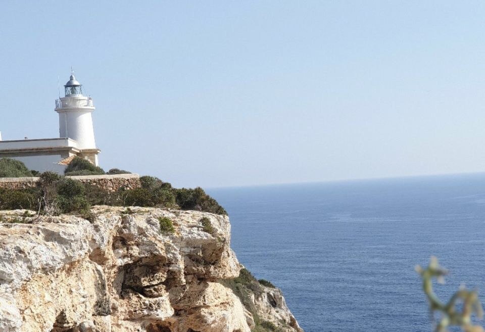 Faro junto al mar, fotografía de la iglesia
