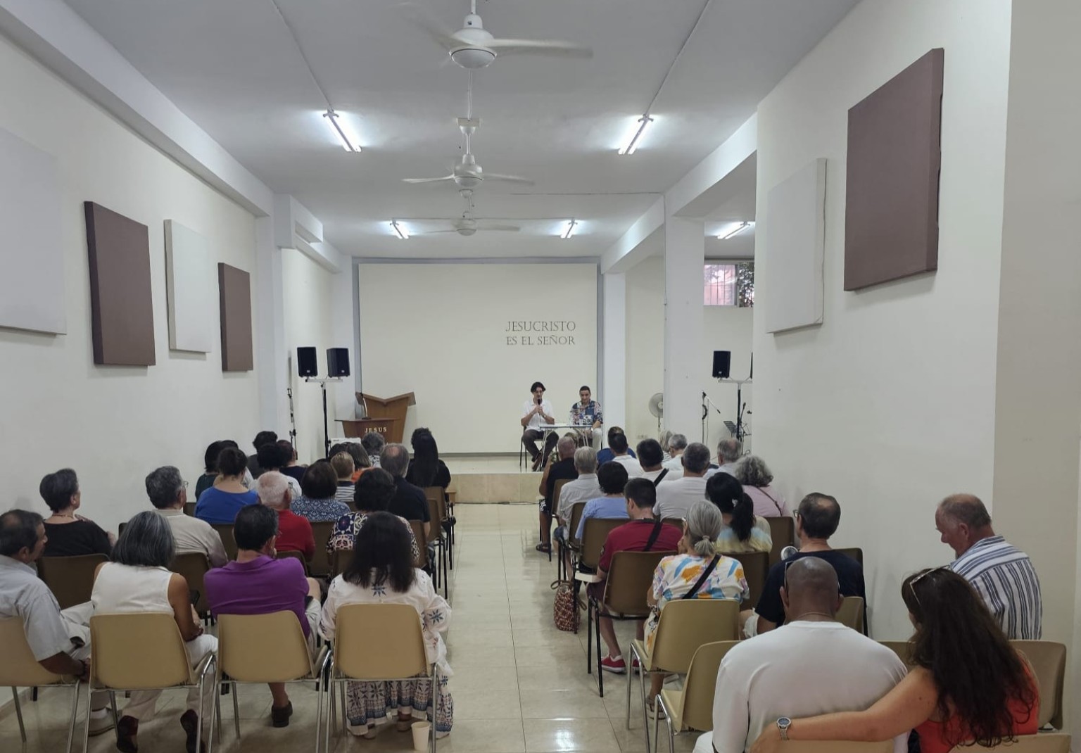 La congregación reunida escuchando la enseñanza bíblica
